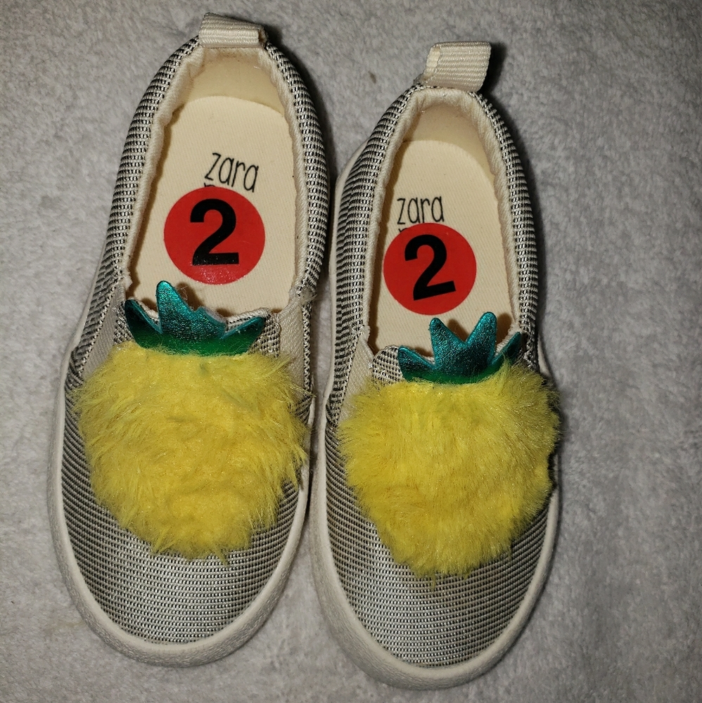 Zara Baby Girls Slip-On Shoes Size 2 Pineapple Pom Pom Faux Fur NWOT